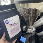 Video trải nghiệm: Cà phê hạt rang Arabica Cầu Đất RiV Coffee rang nâu đậm pha máy
